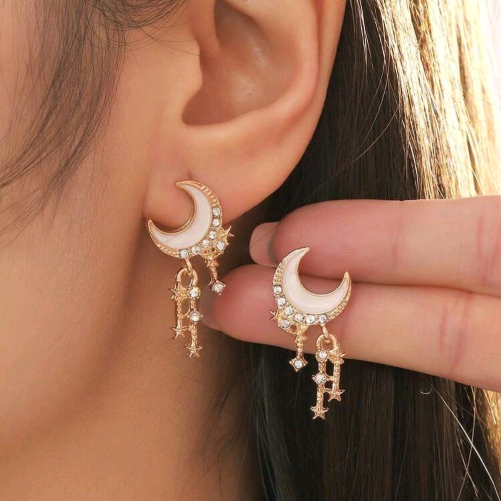 Elegant Gold Crescent Moon Earrings